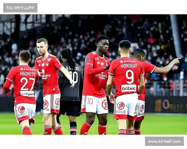 拉卡泽特双响绝杀，里昂2比1逆转布雷斯特